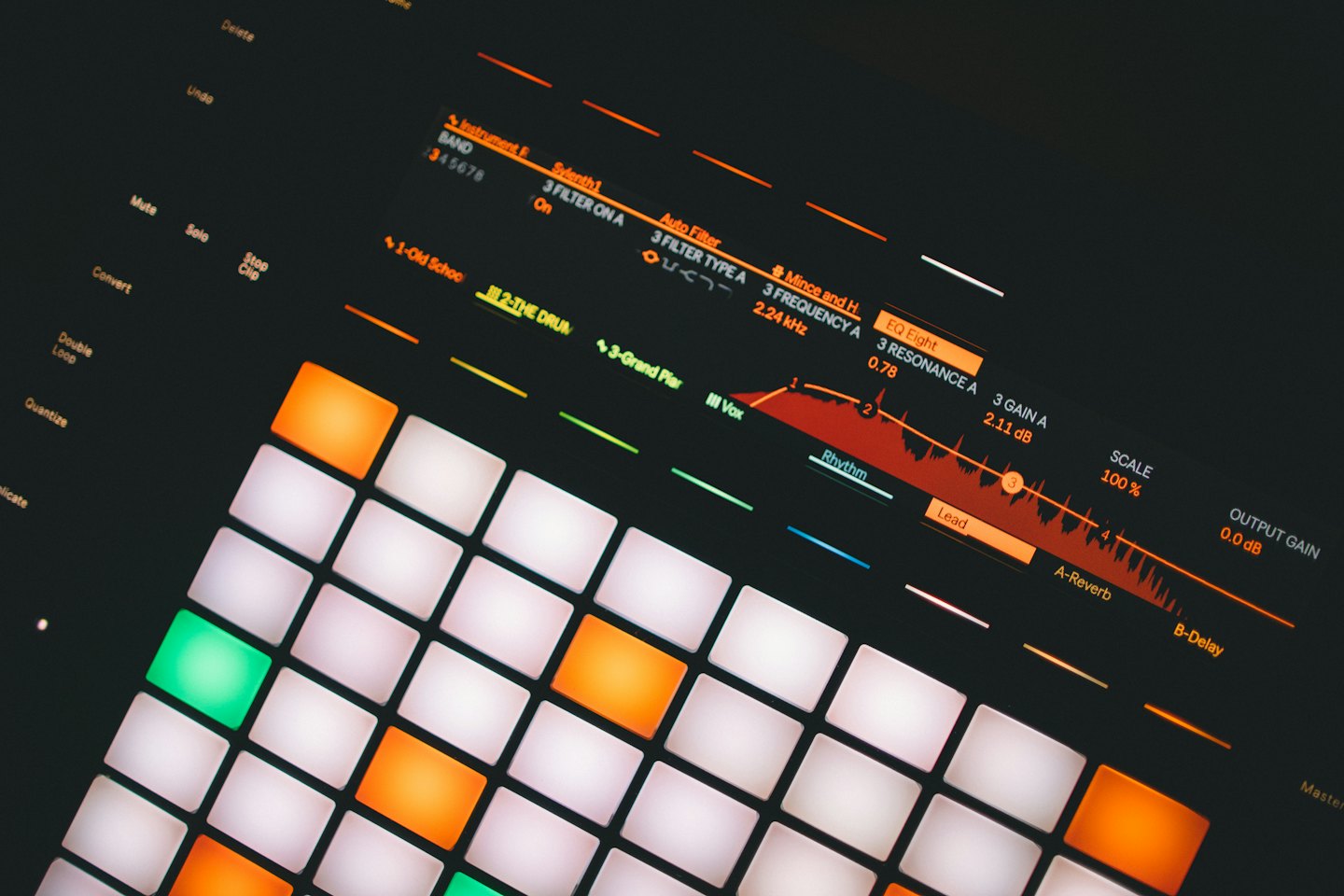Interfaccia di una workstation audio digitale che mostra un software di produzione musicale.